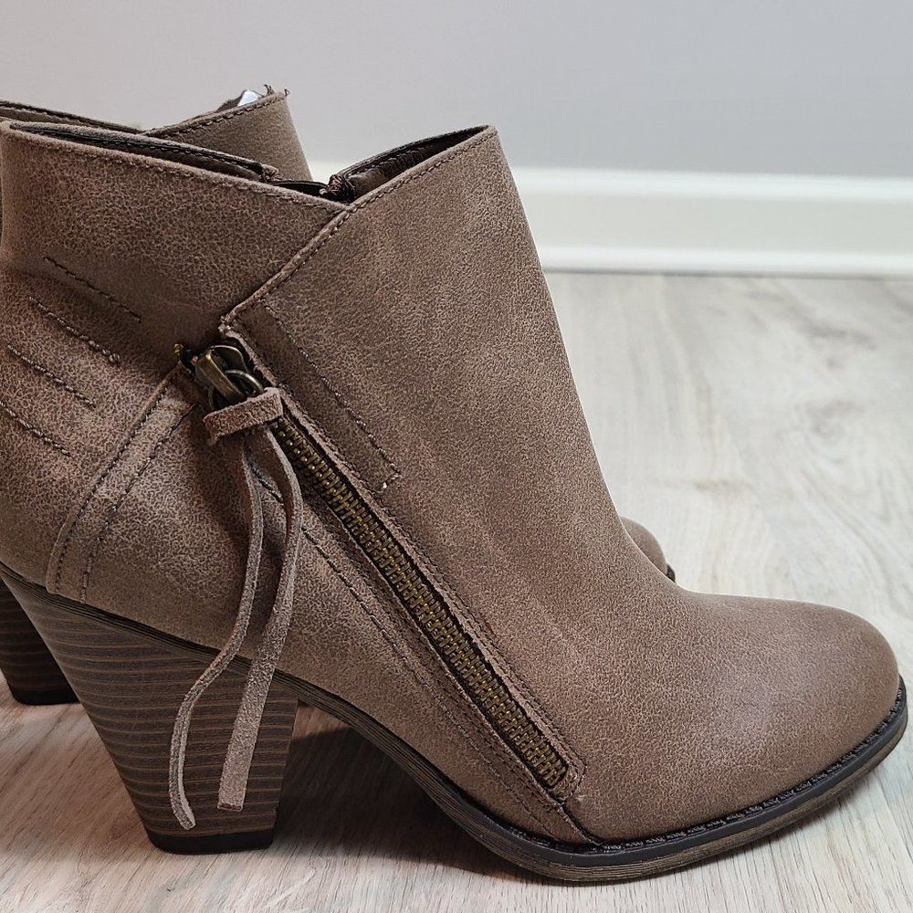 MIA Taupe Tan Tassel Ankle Boots Size 7.5